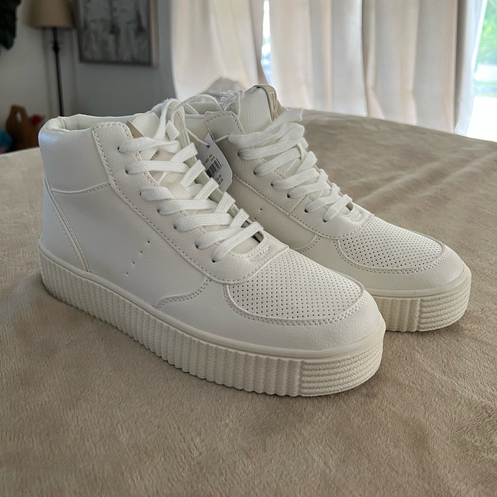 American Eagle•Size 8•High Top Sneaker
